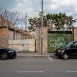 Ci spostiamo ora verso il centro. Da qui in poi la strada sar� segnata da una serie di basse costruzioni che un tempo ospitavano decine di botteghe e aziende impegnate nella lavorazione di marmi e ceramiche, la maggior parte delle quali risulta oggi ormai inattiva. La prima che troviamo � un ex laboratorio di cromatura...